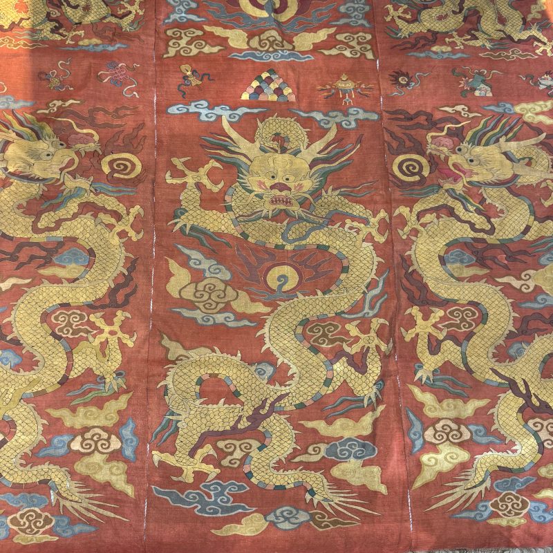 A Chinese coral-ground kesi 'Dragons' panel - 图4