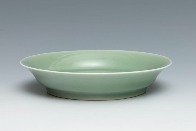 A celadon-glazed dish, Qianlong mark and of the period (1736-1795) - 图5