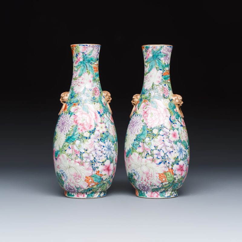 A pair of Chinese famille rose 'Millefleurs' vases with lion-head handles - 图2