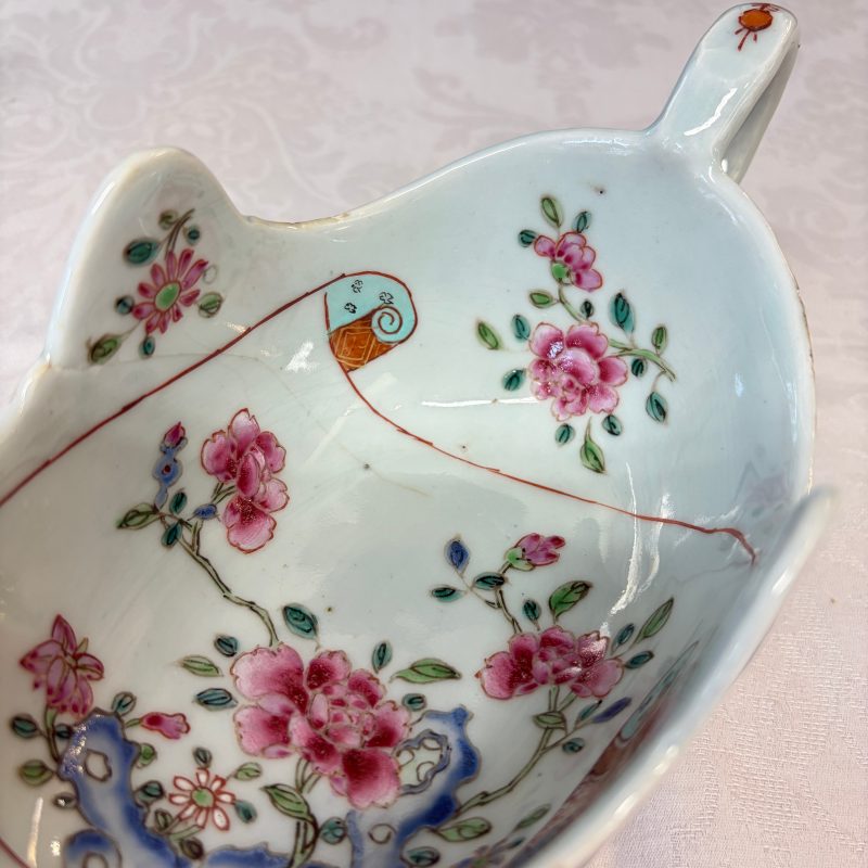A pair of Chinese famille rose sauceboats with floral scroll design - 图25
