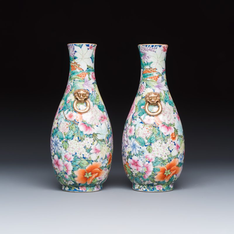 A pair of Chinese famille rose 'Millefleurs' vases with lion-head handles - 图3