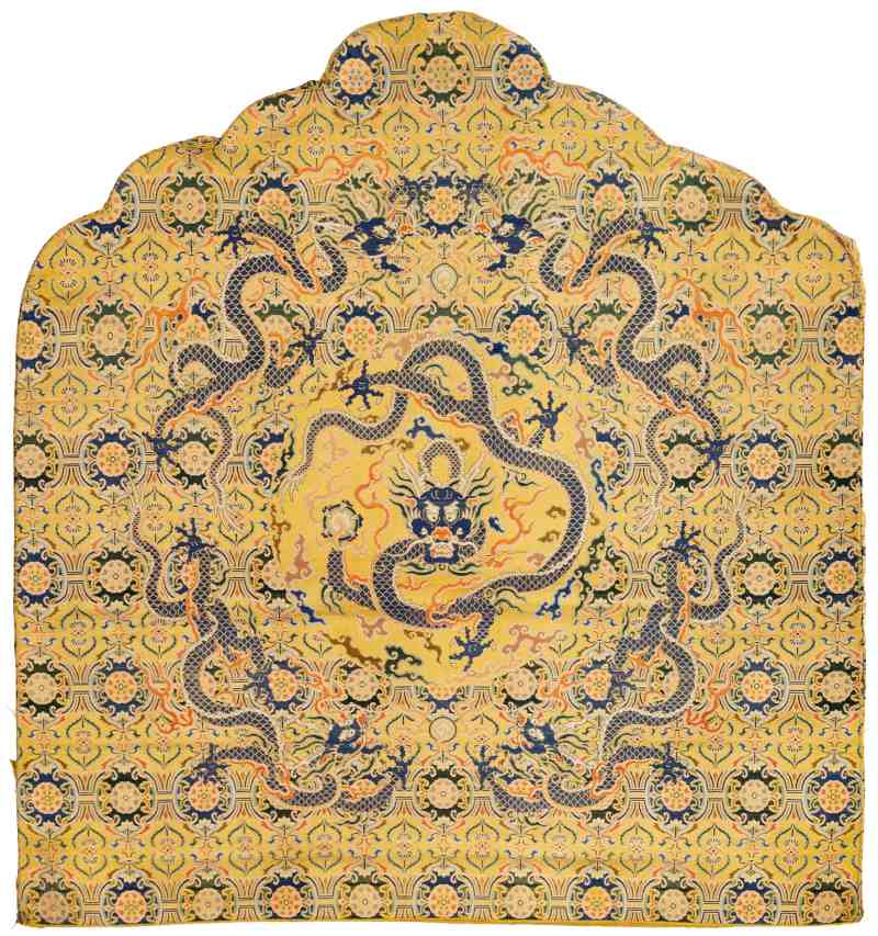 A pair of silk brocade ‘Dragon’ throne back cushion covers - 图2