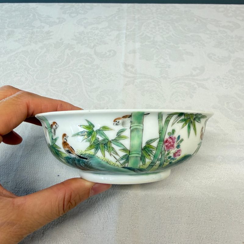 A pair of Chinese famille rose shallow bowls with birds among bamboo, and bats - 图9