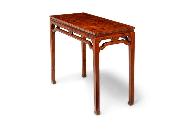 A richly grained and figured huanghuali corner-leg table - 图3