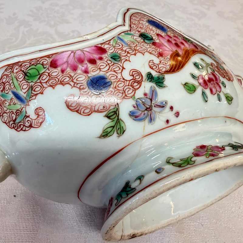 A pair of Chinese famille rose sauceboats with floral scroll design - 图28