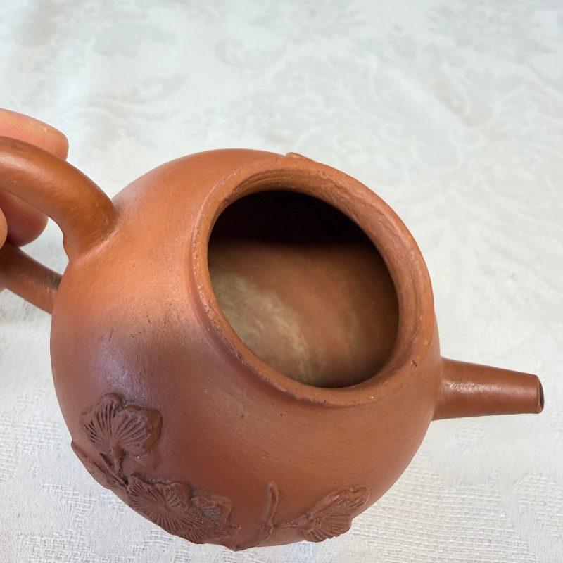 A Chinese Yixing stoneware teapot and cover with floral relief design - 图14