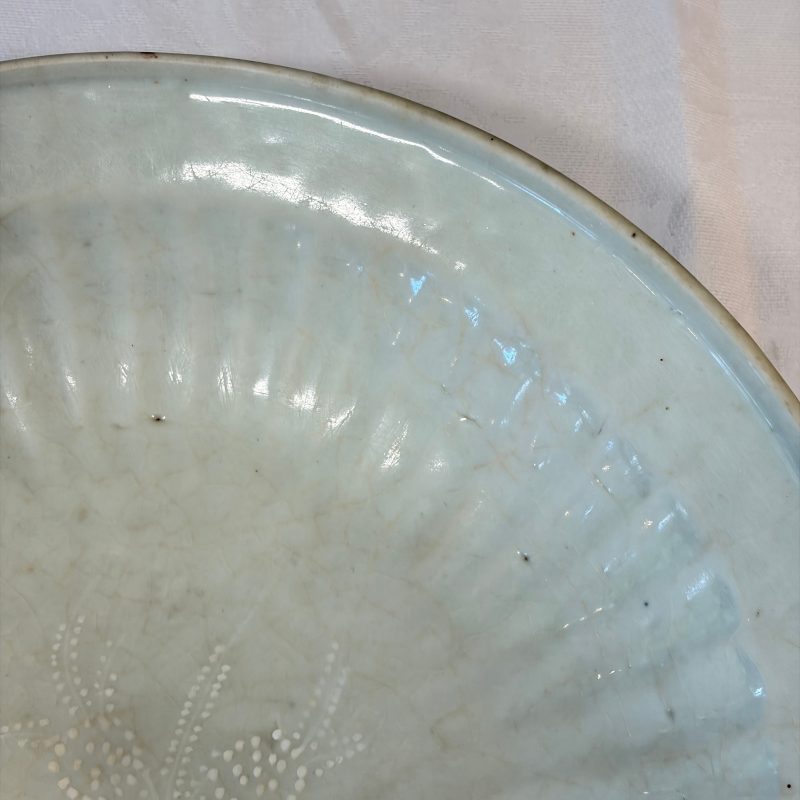 A Chinese Swatow slip-decorated white-ground dish - 图6