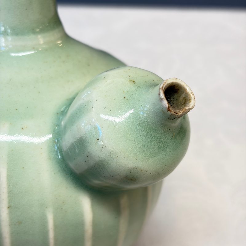 Two Chinese blue and white bowls, a plate, a celadon kendi and a vase - 图60