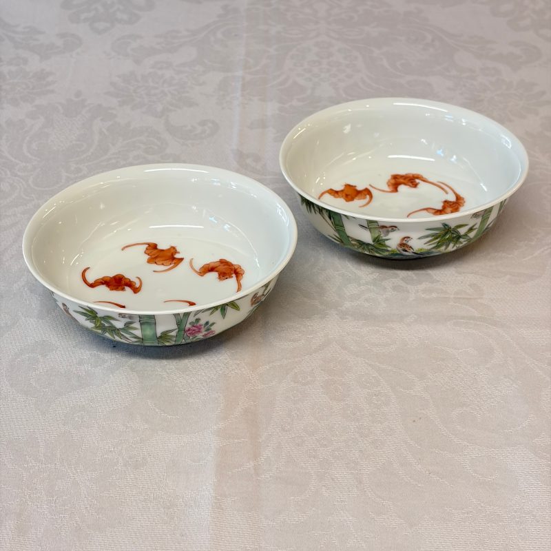 A pair of Chinese famille rose shallow bowls with birds among bamboo, and bats - 图8