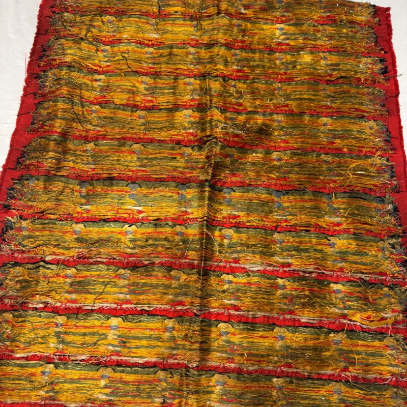 A Chinese red-ground brocade panel with seated Buddhas - 图32