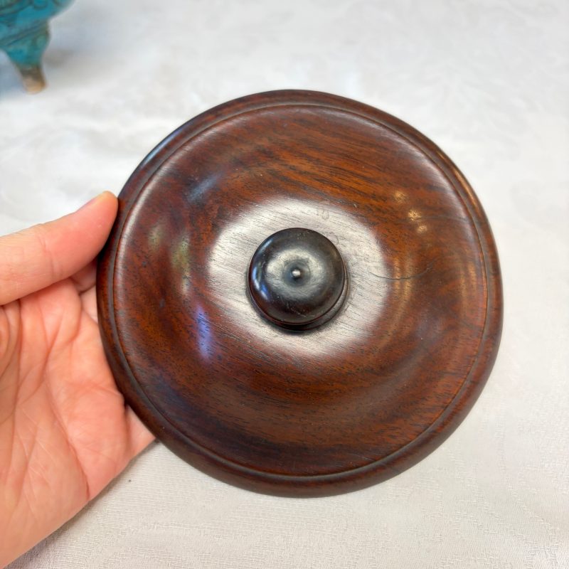 A Chinese peacock-blue-glazed tripod incense burner with wooden cover - 图31