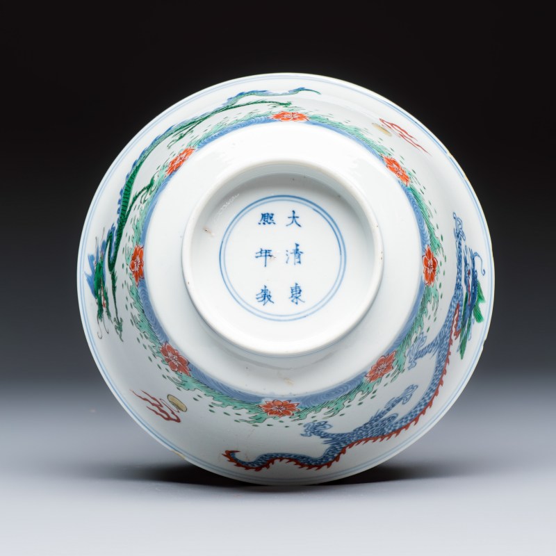 A Chinese famille verte 'Dragon' bowl on a later wooden stand - 图7