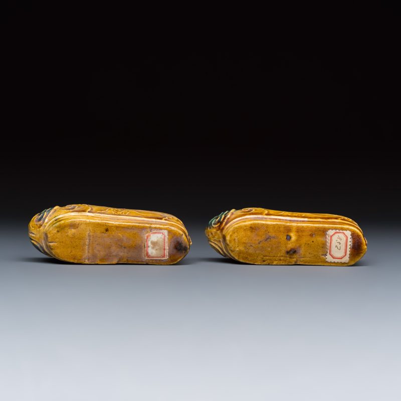 A pair of Chinese famille verte sancai biscuit 'Butterfly' water pots and a pair of shoes - 图13