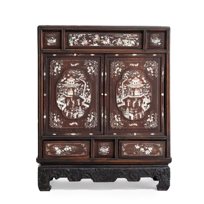 A Vietnamese mother-of-pearl-inlaid wooden two-door cabinet - 图3