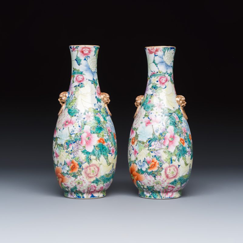 A pair of Chinese famille rose 'Millefleurs' vases with lion-head handles - 图4