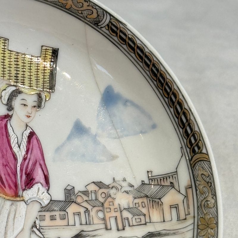 A pair of Chinese famille rose 'Milkmaid' saucers - 图23