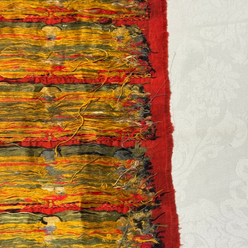 A Chinese red-ground brocade panel with seated Buddhas - 图31
