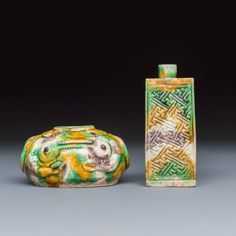 A Chinese famille verte sancai biscuit 'Crab' water pot and a 'Swastika' square bottle on a later wooden stand - 图2