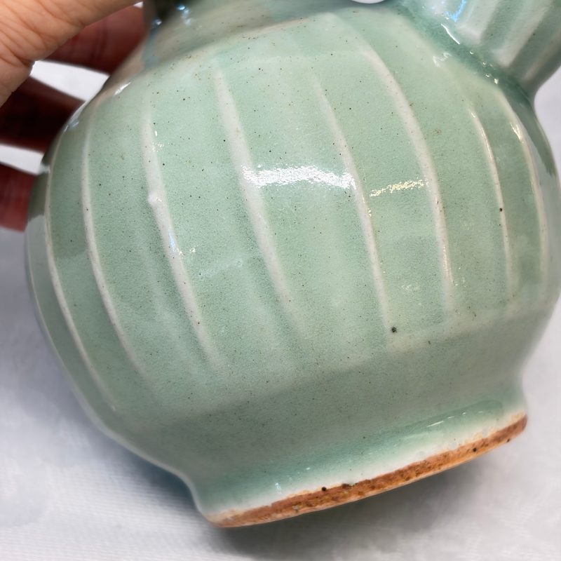Two Chinese blue and white bowls, a plate, a celadon kendi and a vase - 图61
