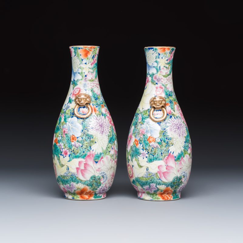A pair of Chinese famille rose 'Millefleurs' vases with lion-head handles - 图5