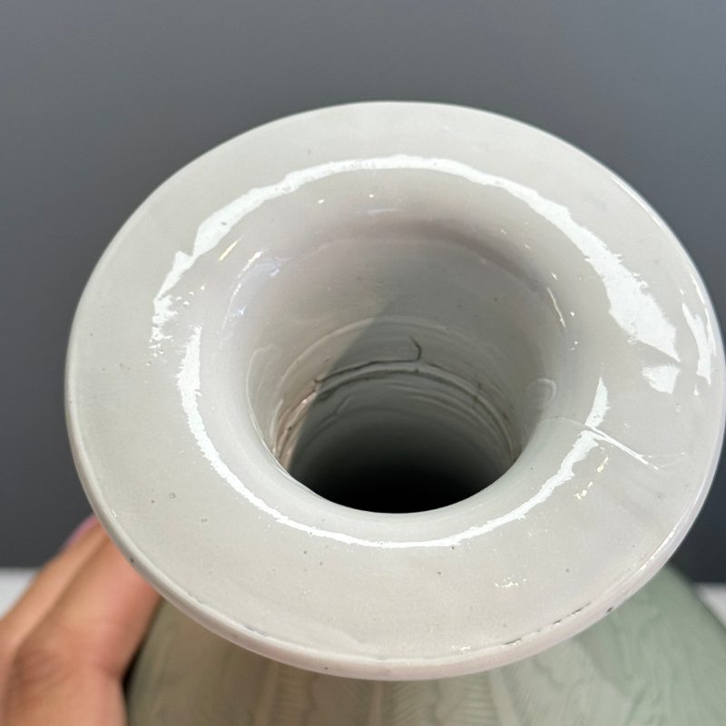 A Chinese celadon-glazed incised 'Yuhuchunping' vase with lotus scroll design - 图14