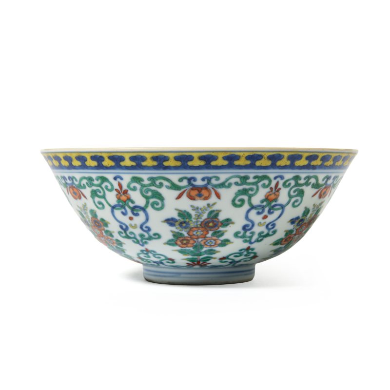 A fine doucai 'floral' bowl, Qianlong mark and of the period (1736-1795) - 图1