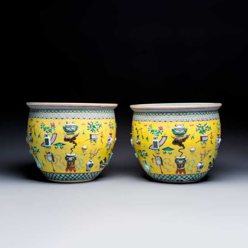 A pair of Chinese famille rose yellow-ground 'Antiquities' fish bowls with applied relief design - 图2