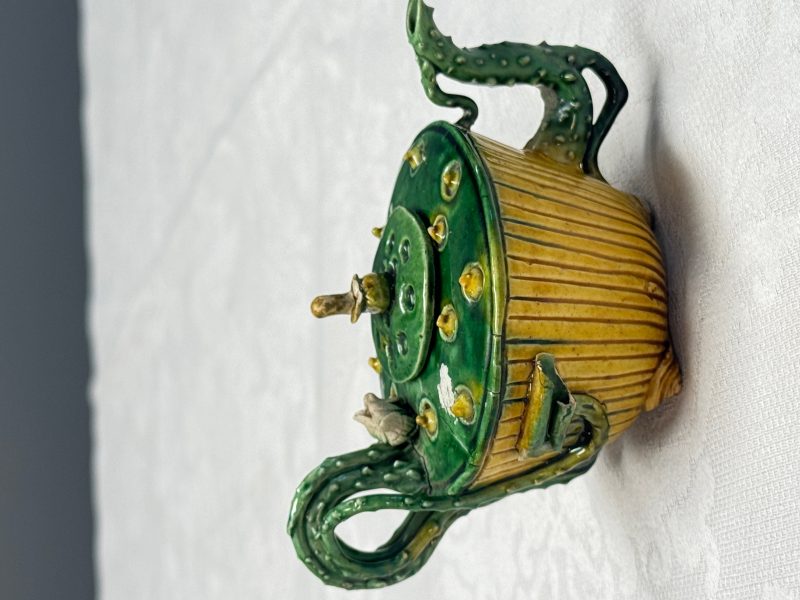 A Chinese famille verte sancai biscuit 'Lotus' teapot on a later wooden stand - 图12