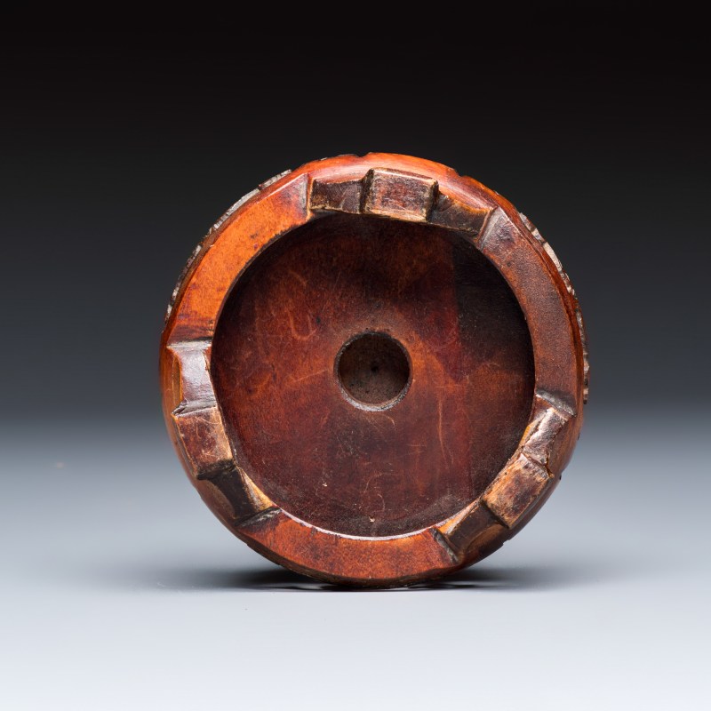 A Chinese famille verte 'Dragon' bowl on a later wooden stand - 图9