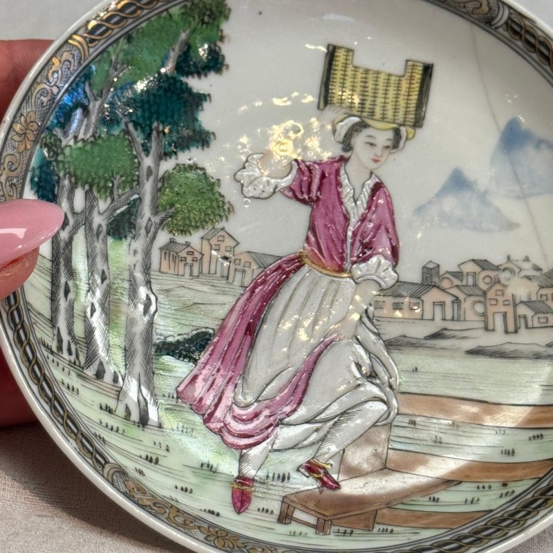 A pair of Chinese famille rose 'Milkmaid' saucers - 图24