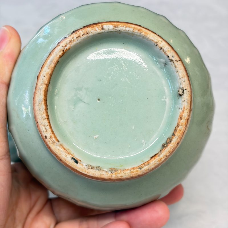 Two Chinese blue and white bowls, a plate, a celadon kendi and a vase - 图64