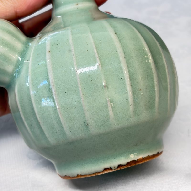 Two Chinese blue and white bowls, a plate, a celadon kendi and a vase - 图62