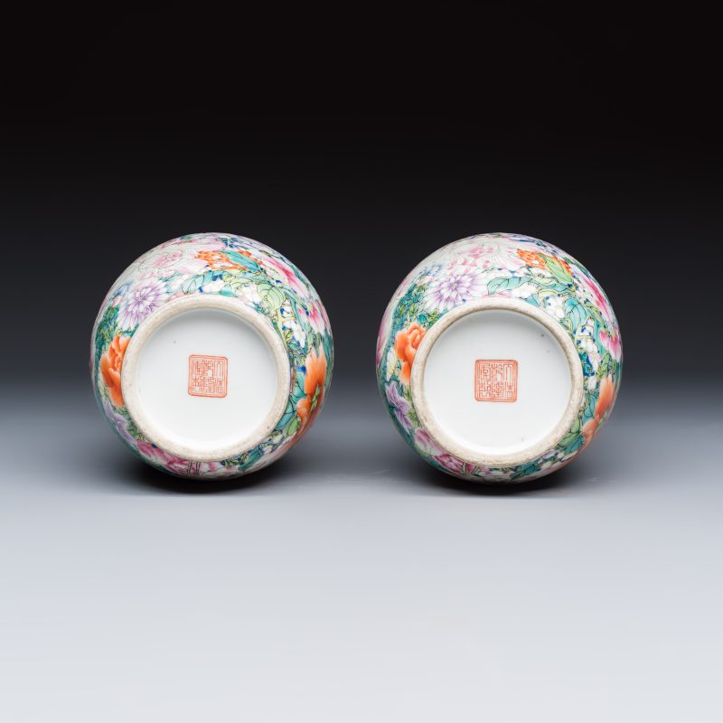 A pair of Chinese famille rose 'Millefleurs' vases with lion-head handles - 图7