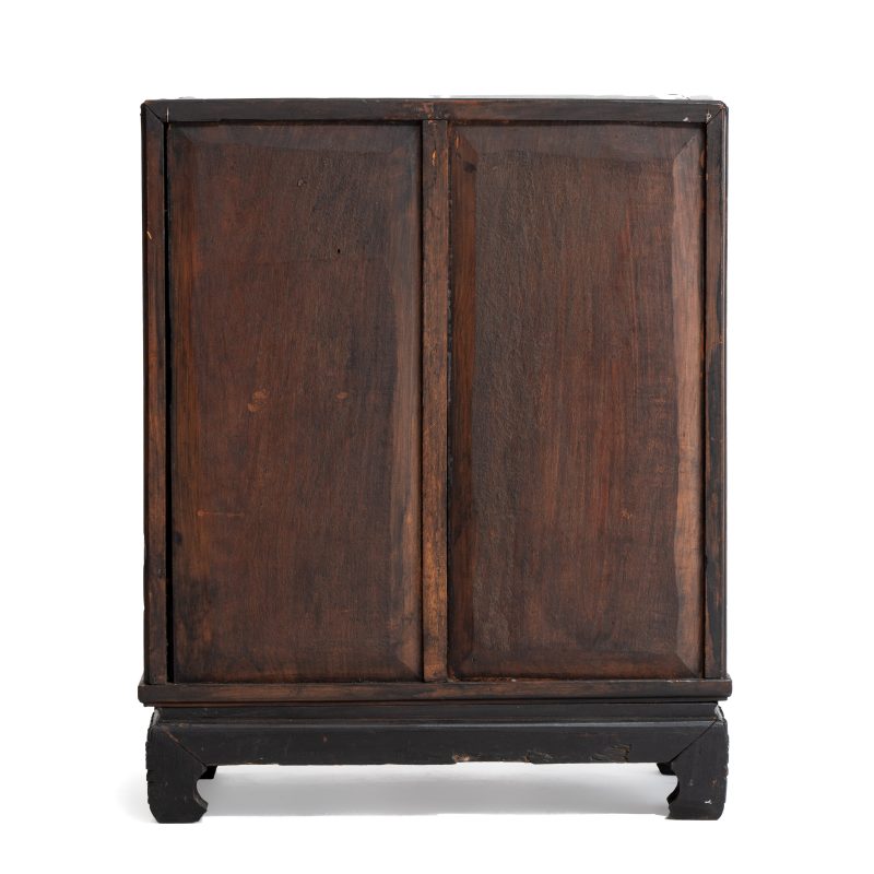 A Vietnamese mother-of-pearl-inlaid wooden two-door cabinet - 图5