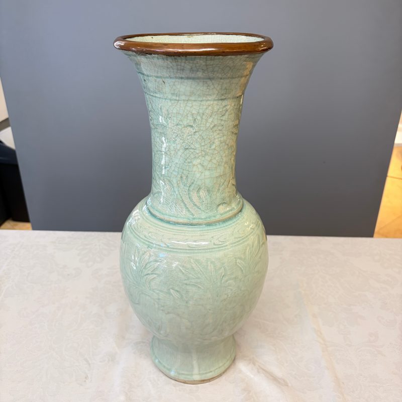 A Chinese Longquan celadon-glazed incised 'Peony' yenyen vase - 图8