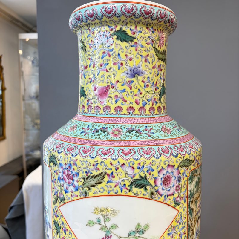 A pair of Chinese famille rose vases with figural design - 图27