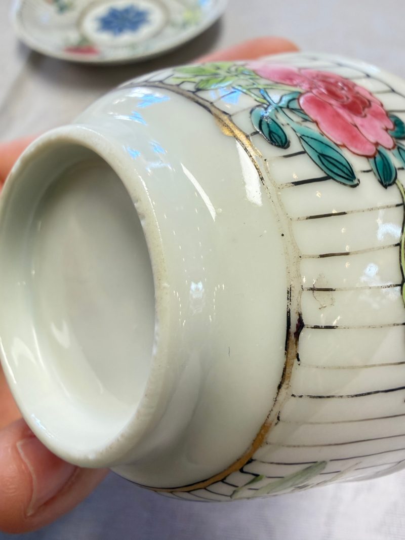 A Chinese famille rose tea bowl and saucer with floral design - 图20