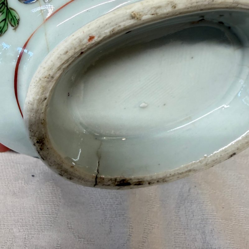 A pair of Chinese famille rose sauceboats with floral scroll design - 图29