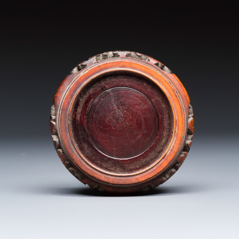 A Chinese famille verte 'Dragon' bowl on a later wooden stand - 图8