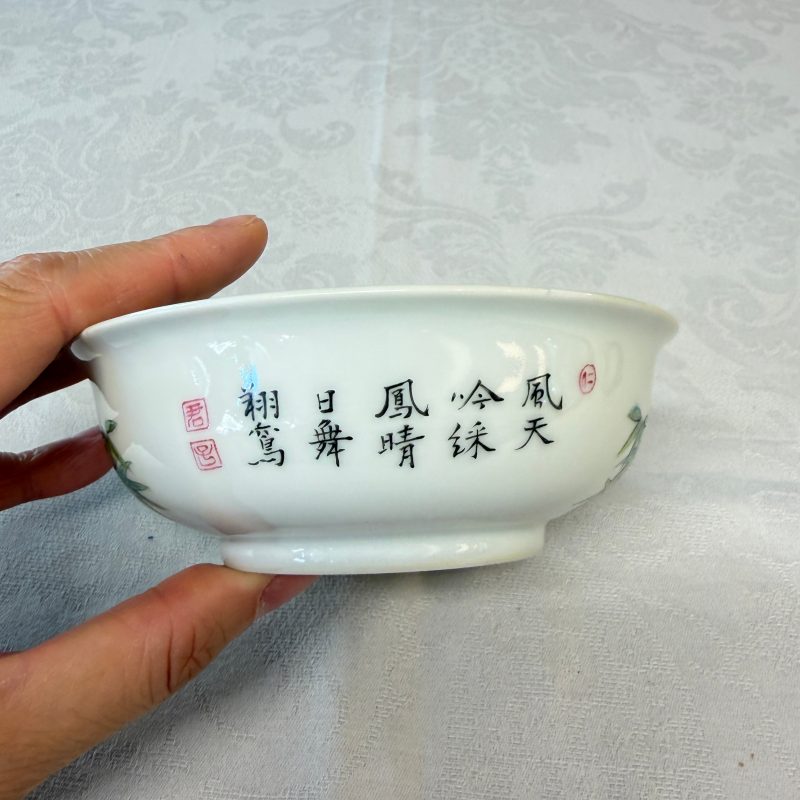A pair of Chinese famille rose shallow bowls with birds among bamboo, and bats - 图11