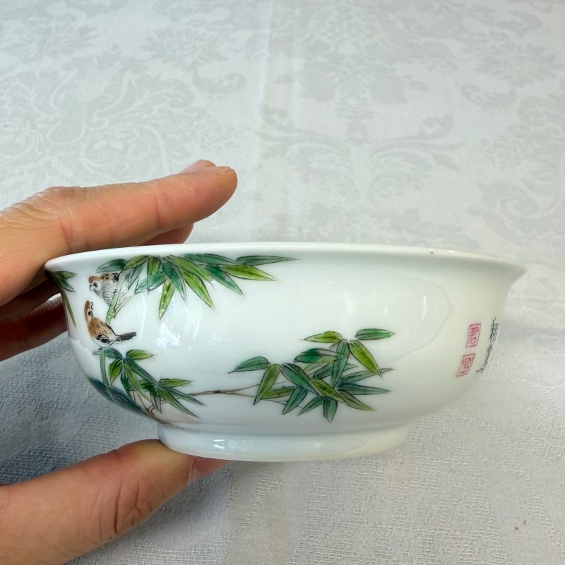 A pair of Chinese famille rose shallow bowls with birds among bamboo, and bats - 图10
