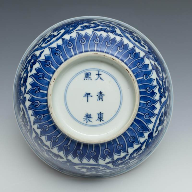 A blue and white 'lotus' bowl, Kangxi mark and of the period (1662-1722) - 图5