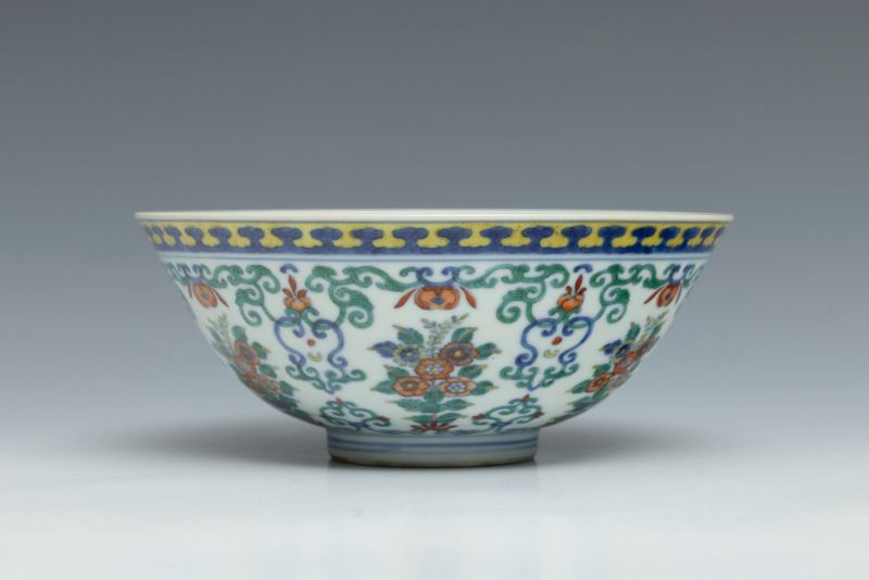 A fine doucai 'floral' bowl, Qianlong mark and of the period (1736-1795) - 图2