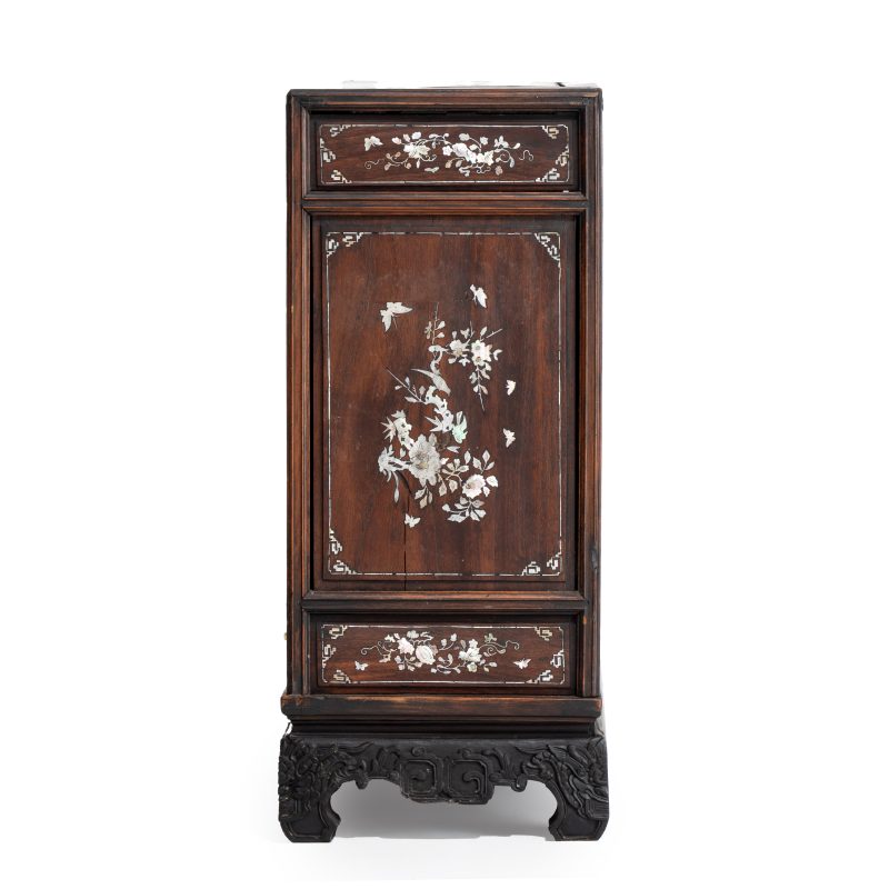 A Vietnamese mother-of-pearl-inlaid wooden two-door cabinet - 图4