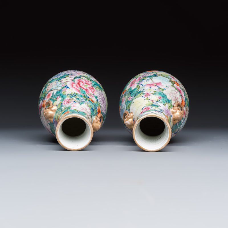 A pair of Chinese famille rose 'Millefleurs' vases with lion-head handles - 图6