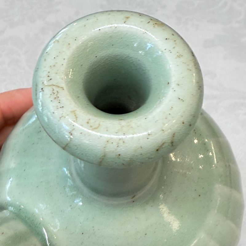 Two Chinese blue and white bowls, a plate, a celadon kendi and a vase - 图63