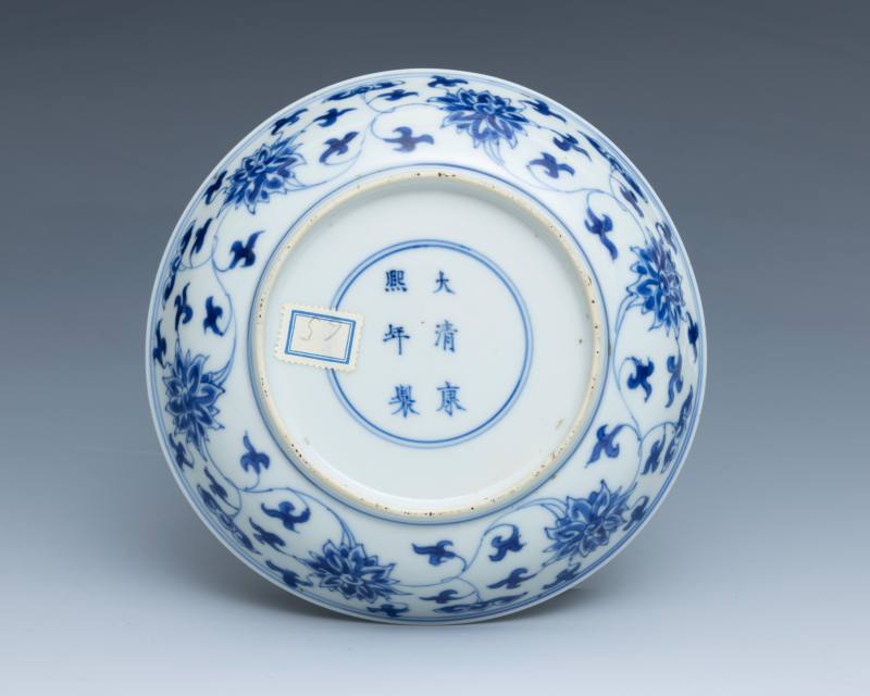 A pair of blue and white 'lotus' dishes, Kangxi mark and of the period (1662-1722) - 图4