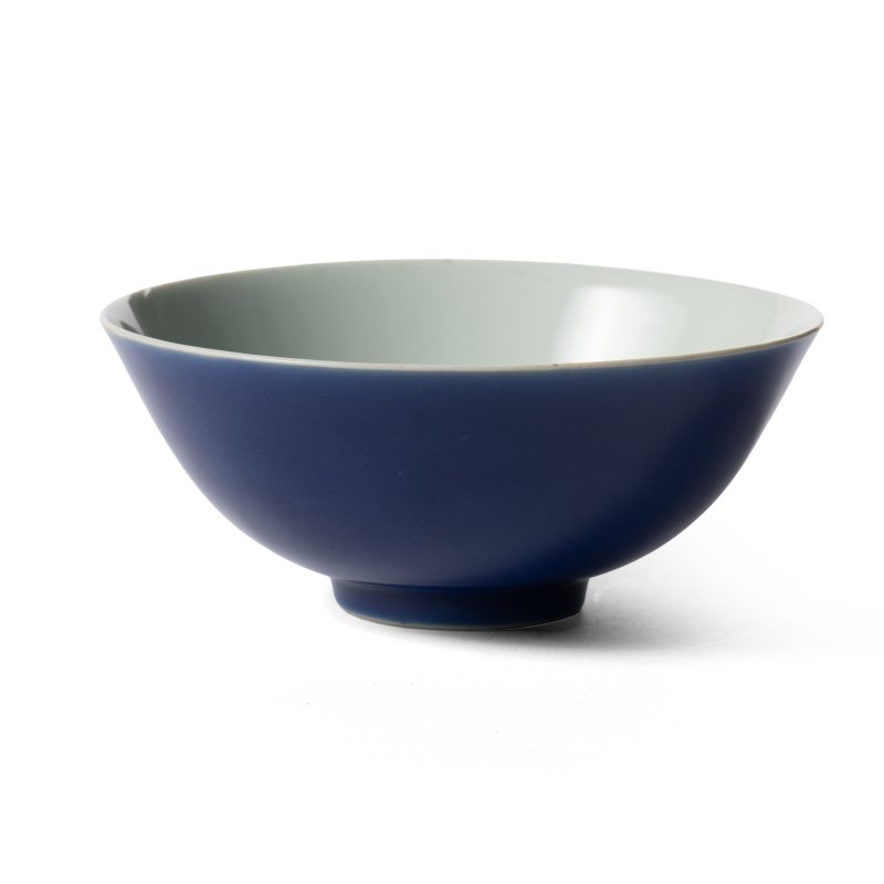 A pair of blue-glazed bowls, Qianlong mark and of the period (1736-1795) - 图4