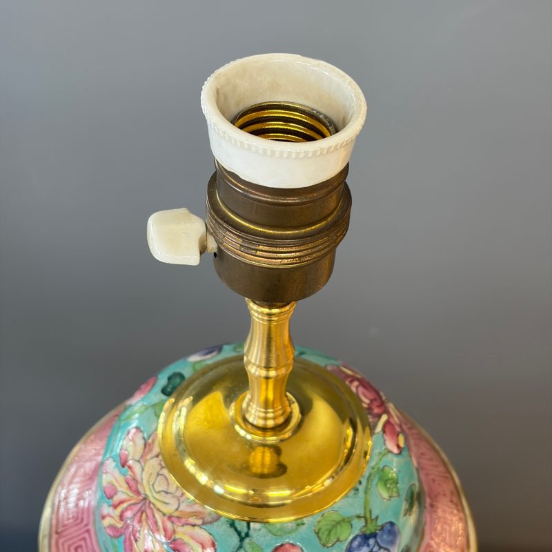 Three Chinese famille rose vases for the Straits or Peranakan market, one mounted as a lamp - 图66