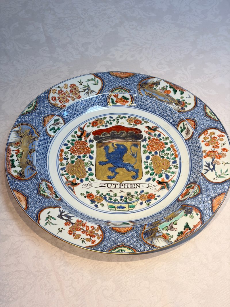 A large Chinese famille verte armorial 'Provinces' dish with the arms of Zutphen - 图3